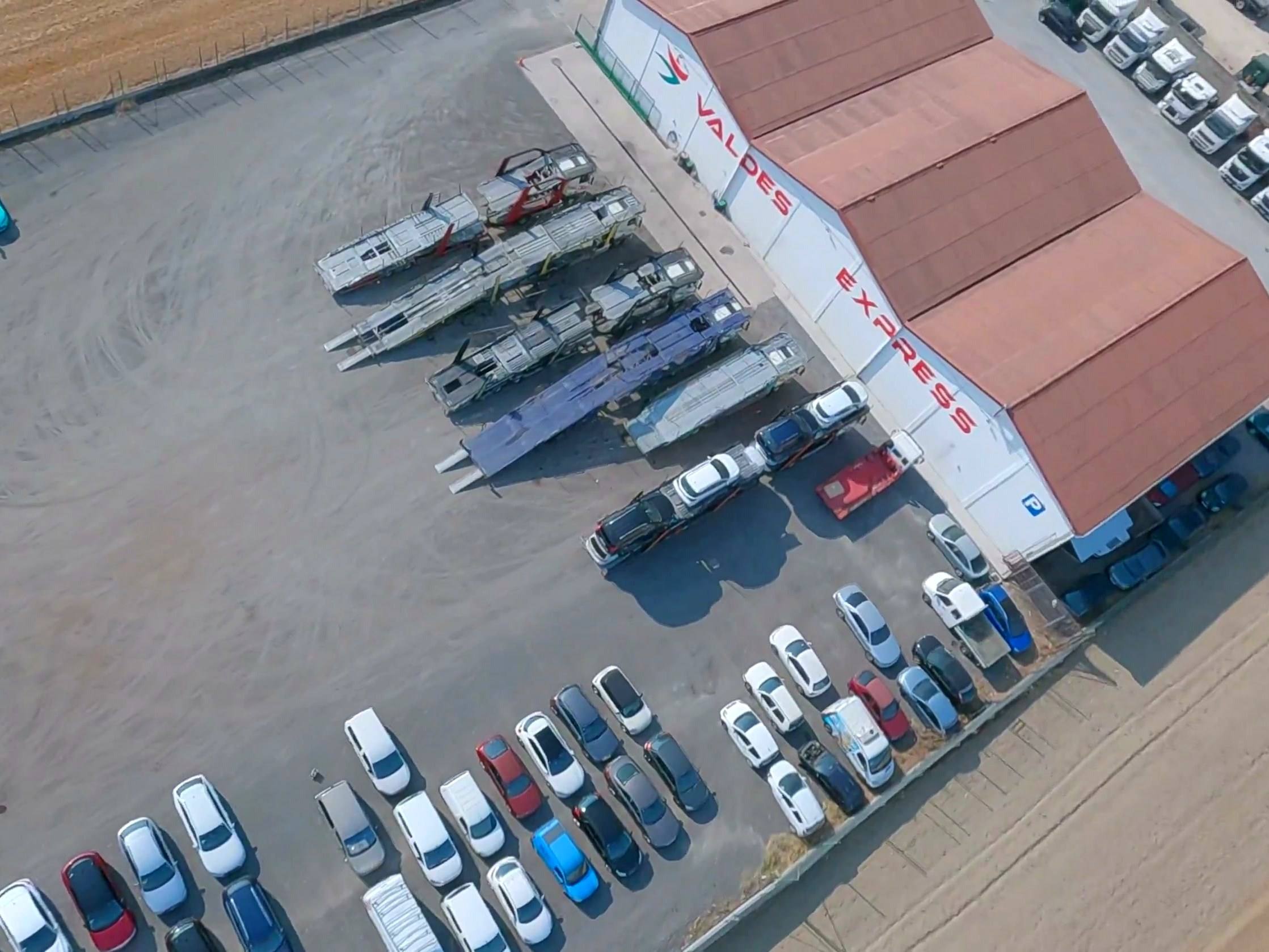 Vista aérea de la campa de Valdés Express en Vitoria, con la nave, los remolques y los coches aparcados