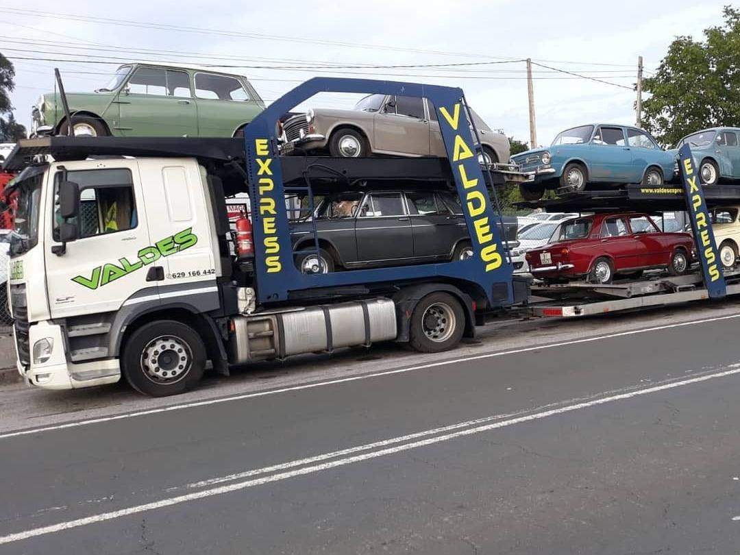 Portavehículos de Valdés Express cargado con coches clásicos, en carretera