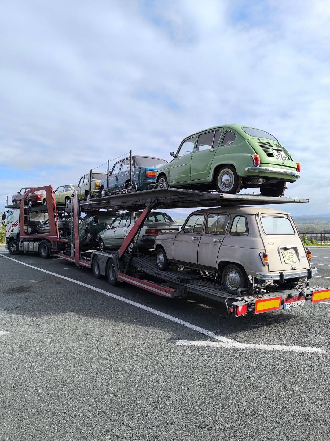 Portavehículos de Valdés Express cargado de clásicos, con un Seat 600 verde arriba y un Renault 4 abajo