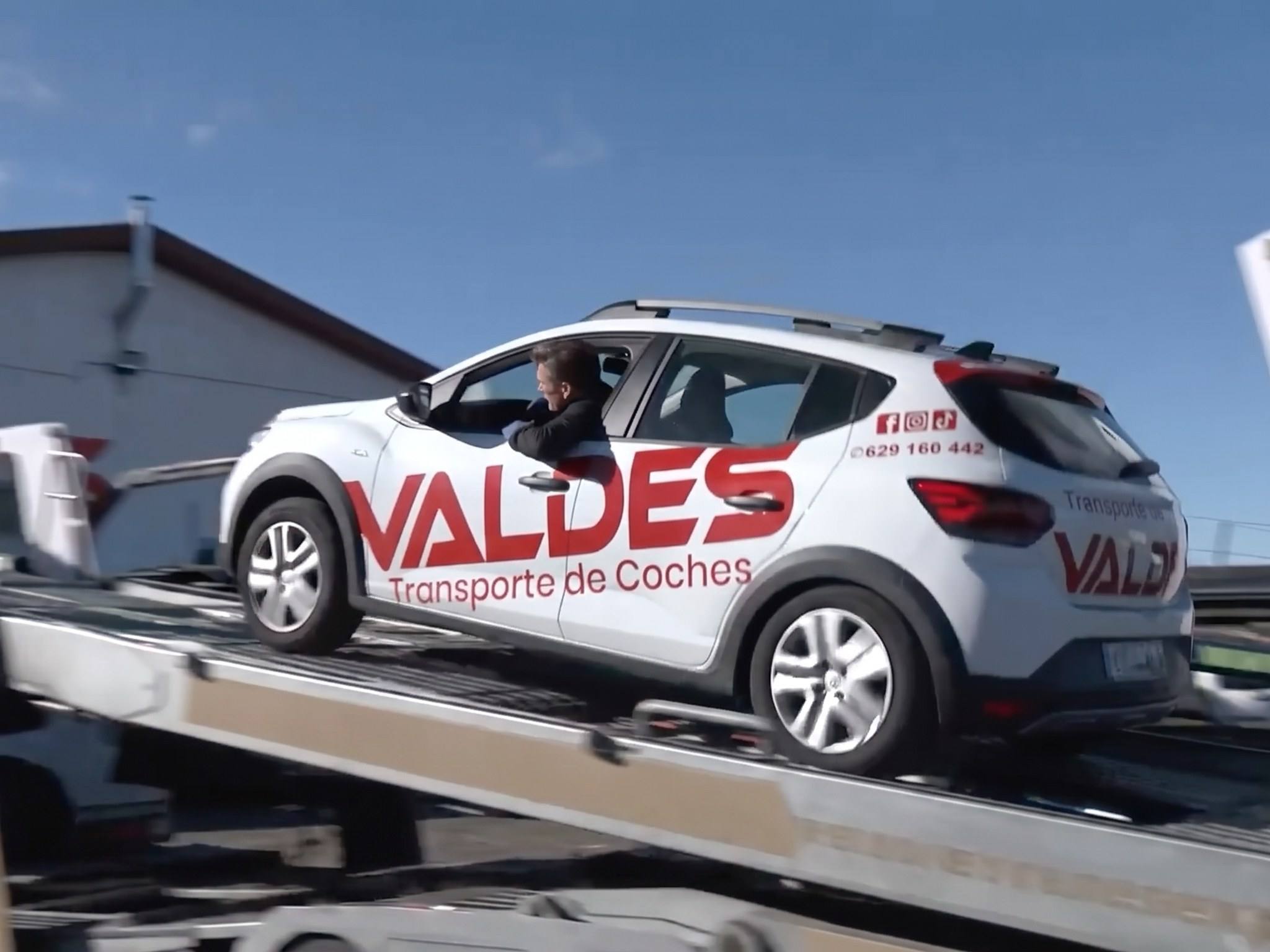 Coche subiendo por la rampa de un portavehículos de Valdés Express