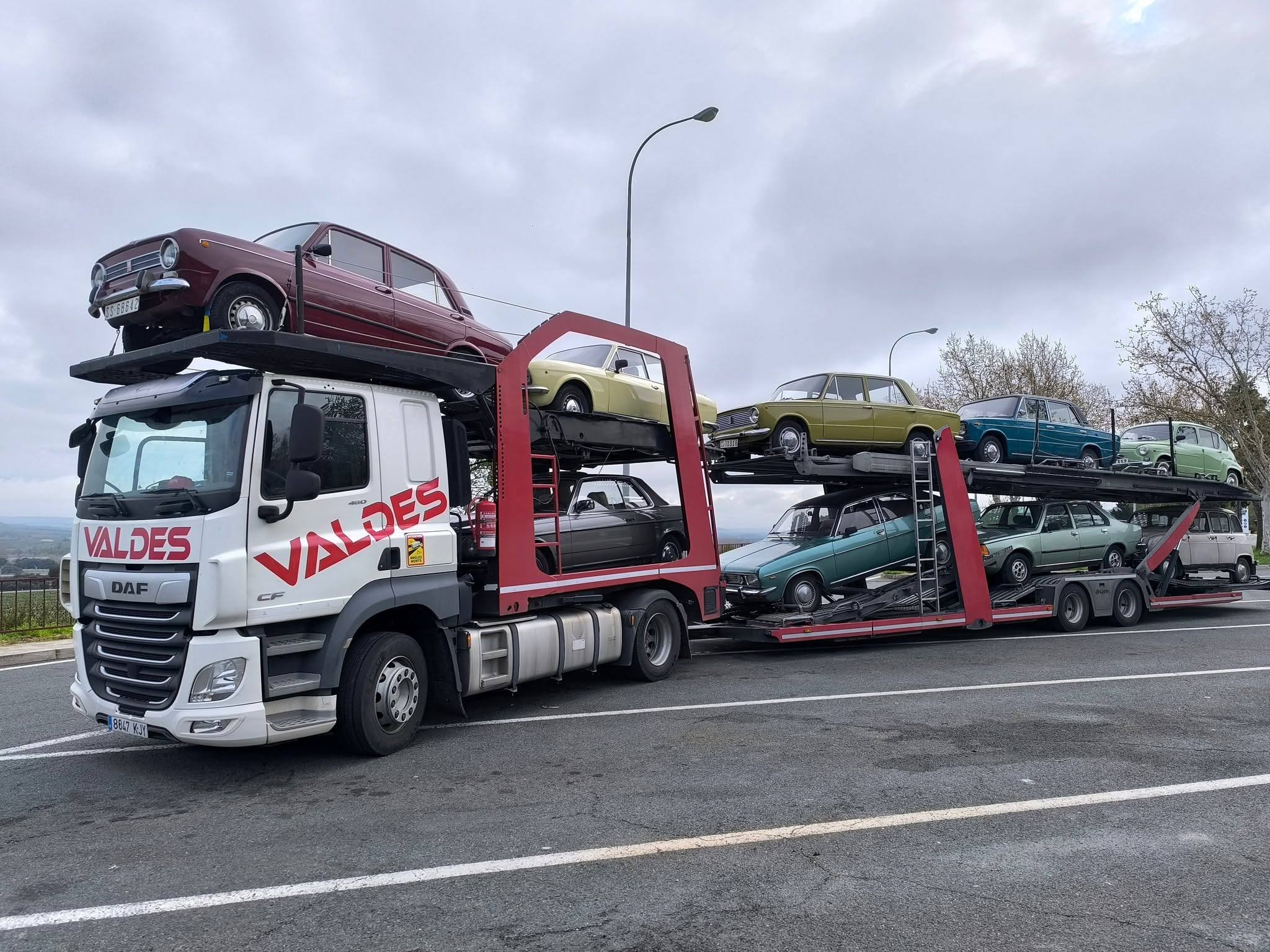 Camión DAF portavehículos de Valdés Express cargado de coches clásicos en los dos pisos