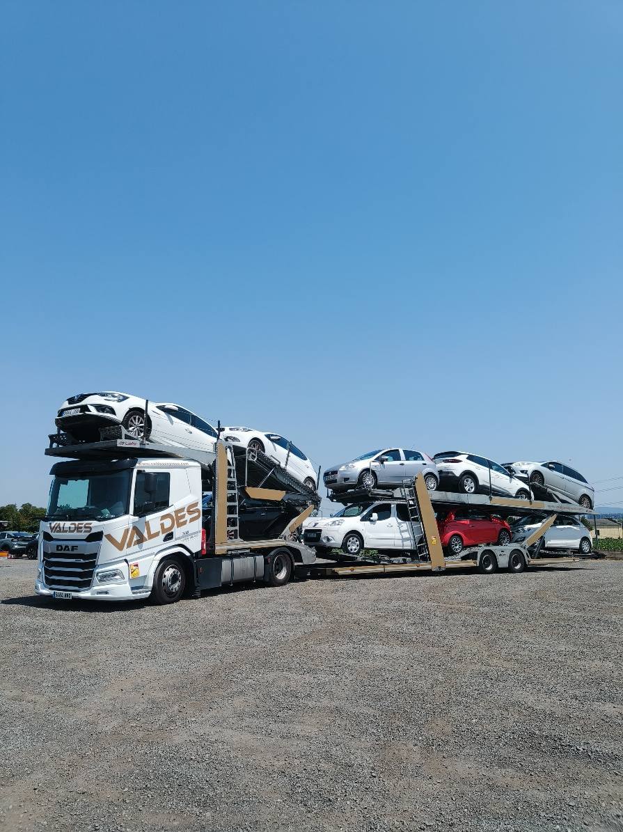 Camión DAF de Valdés Express cargado de coches blancos en los dos pisos