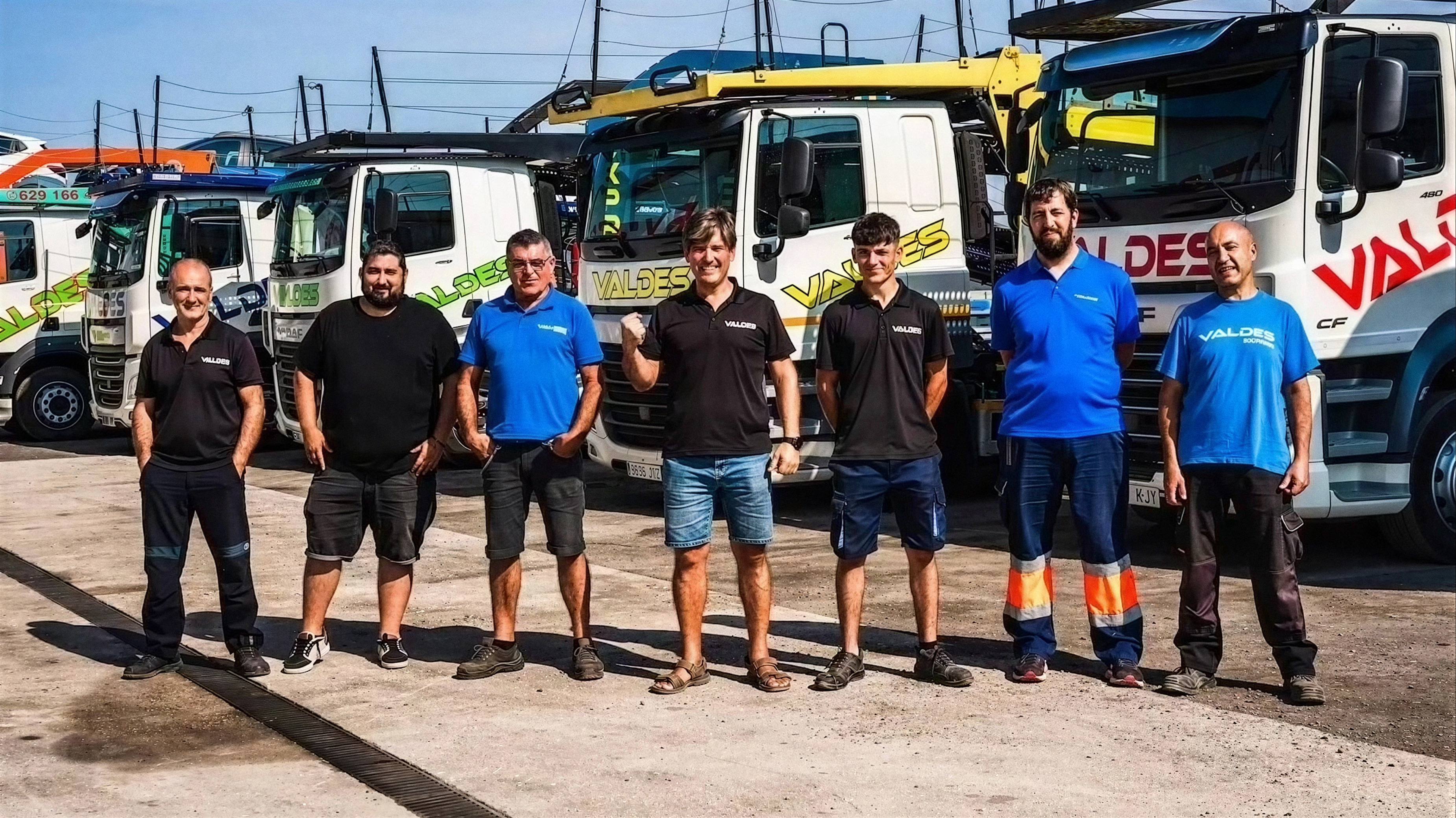 El equipo de Valdés Express delante de los camiones portavehículos