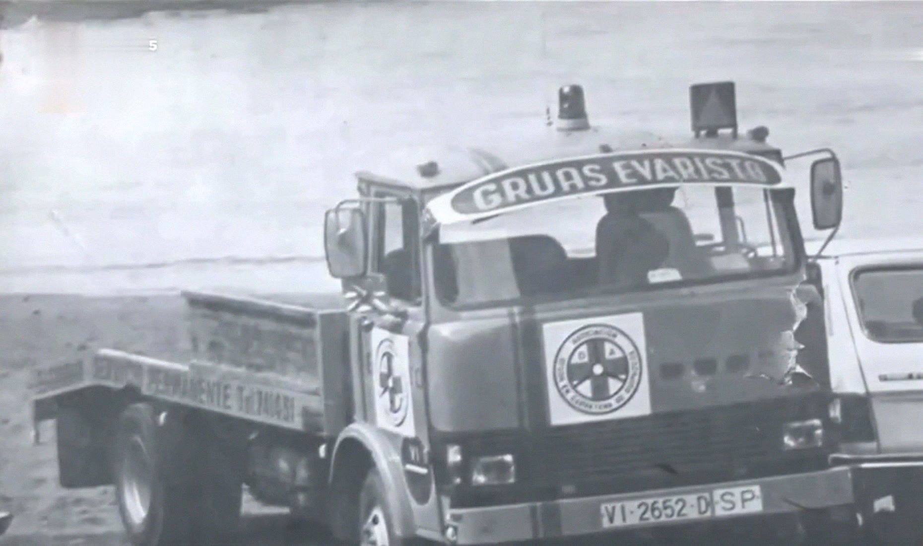 Foto antigua en blanco y negro de la grúa con el rótulo «Grúas Evaristo»