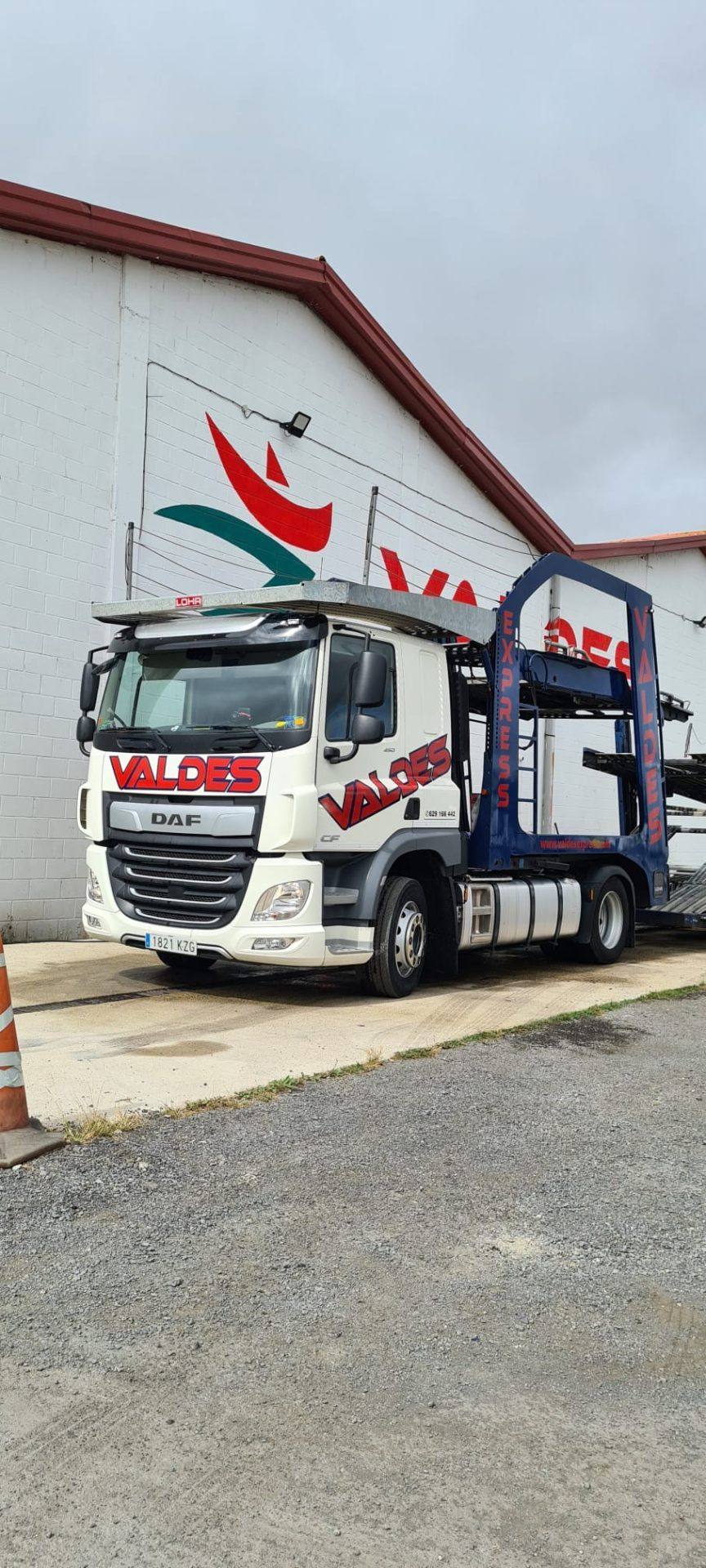 Camión DAF portavehículos de Valdés Express delante de la nave