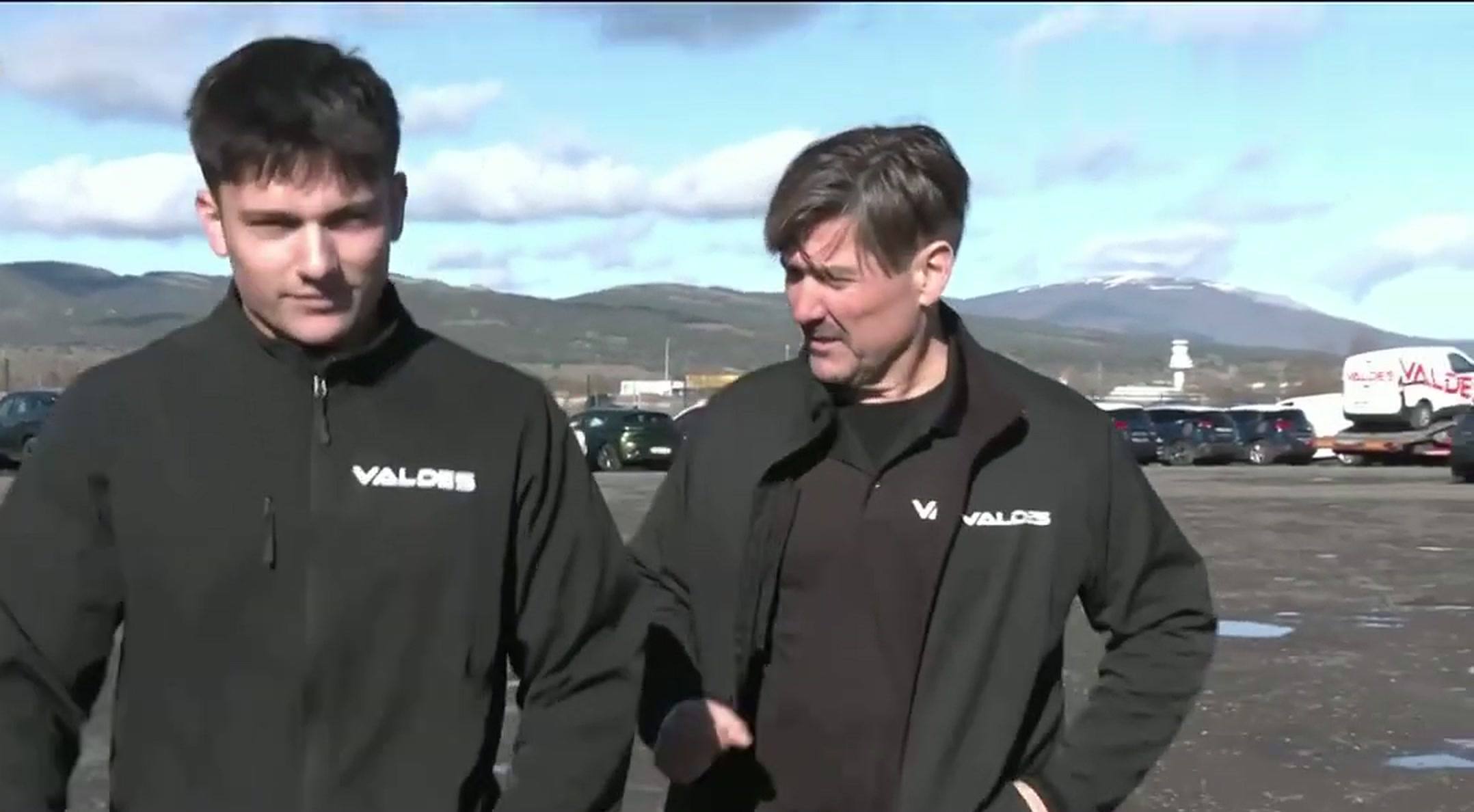 Rafa Valdés y su hijo Gorka en la campa de Vitoria, con la chaqueta de Valdés