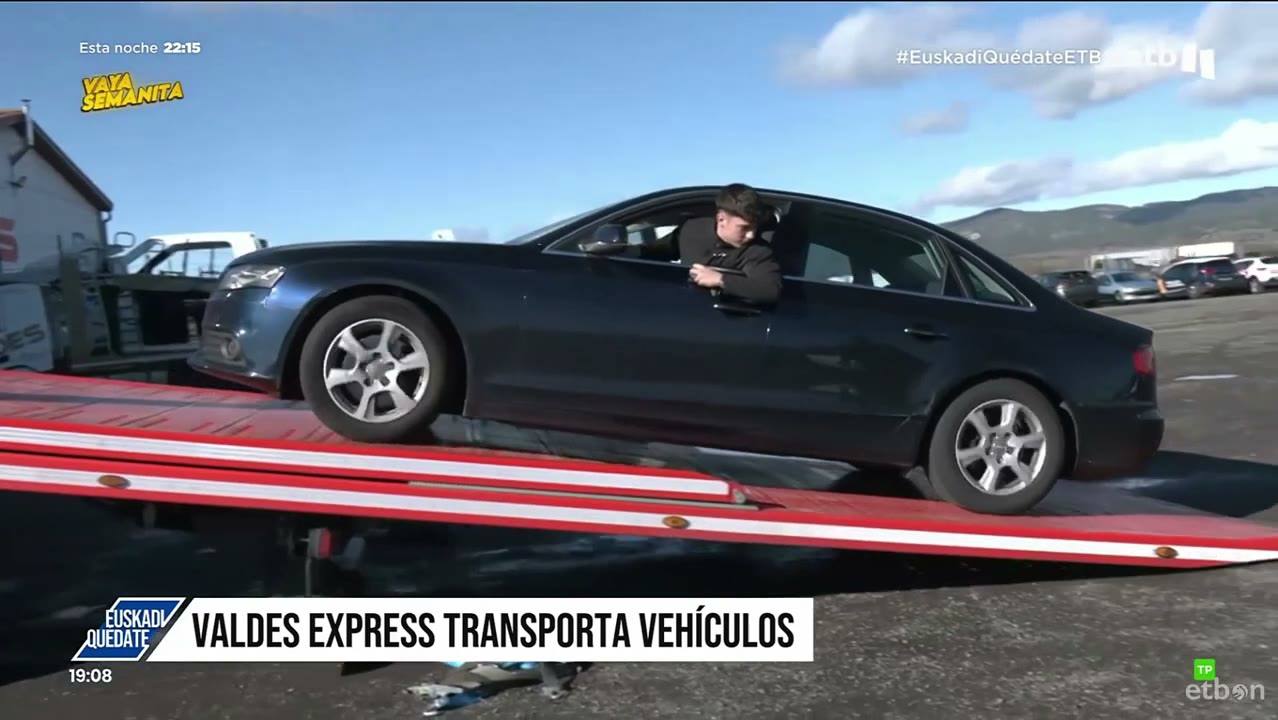 Fotograma del reportaje de ETB sobre Valdés Express: un coche subiendo a la rampa del portavehículos