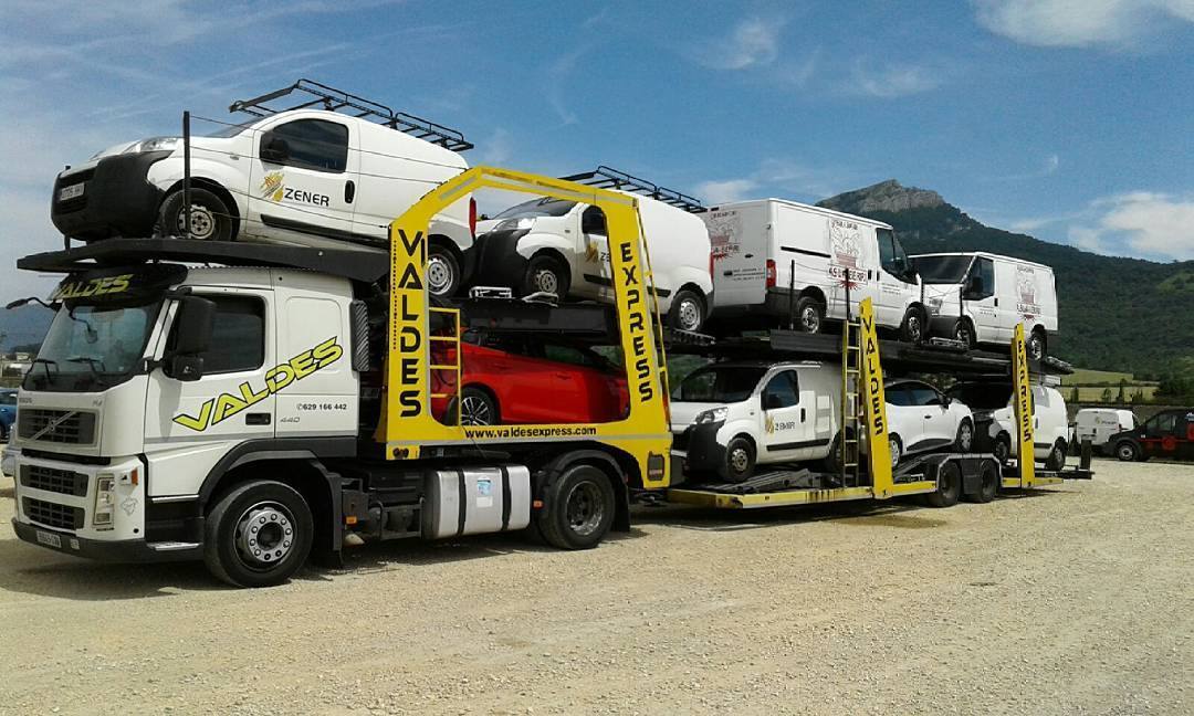Camión Volvo portavehículos de Valdés Express cargado de furgonetas