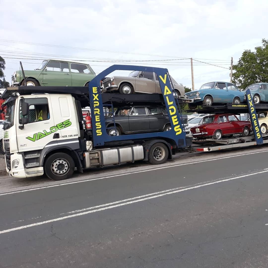 Portavehículos de Valdés Express cargado con coches clásicos, en carretera
