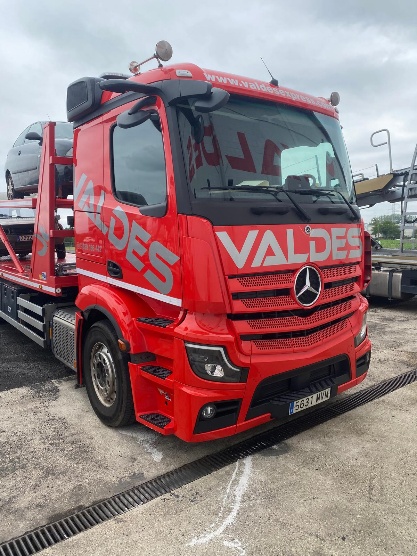 Camión rojo de Valdes con un Mini de carreras